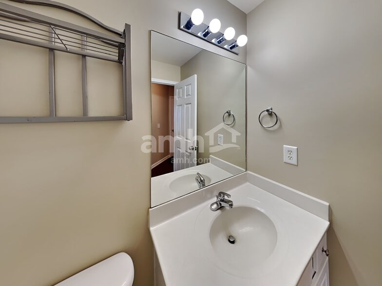 Building Photo - 7472 Riverland Dr