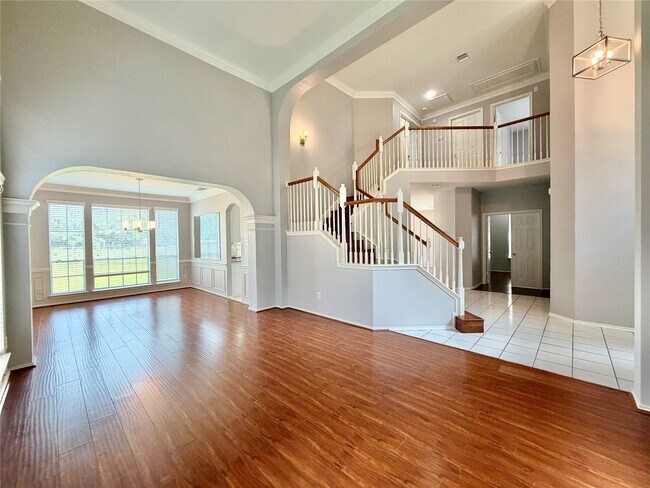 Building Photo - 4614 Forest Home Dr