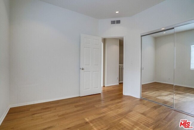 Building Photo - 852 N Poinsettia Pl