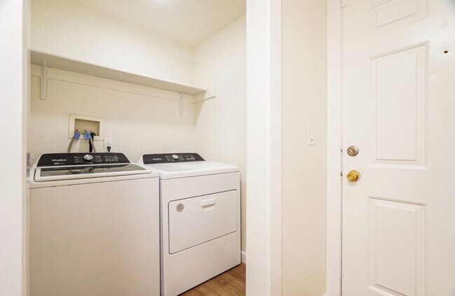 Building Photo - 4 Weeks FREE Rent | 1 Bedroom Apartment in Everett WA | Near Boeing & Naval Station | Covered Par...