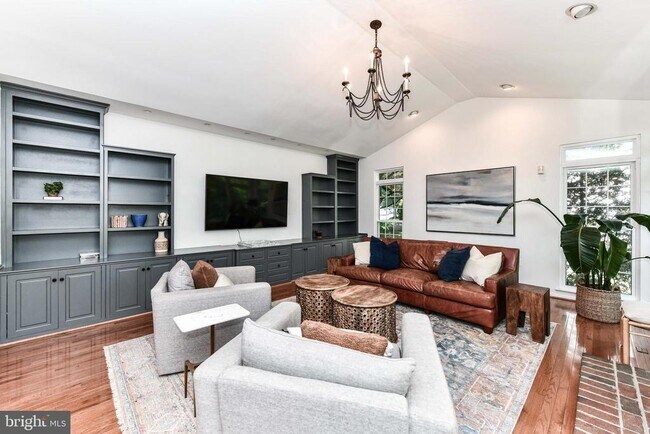 Building Photo - 641 Meade Dr SW