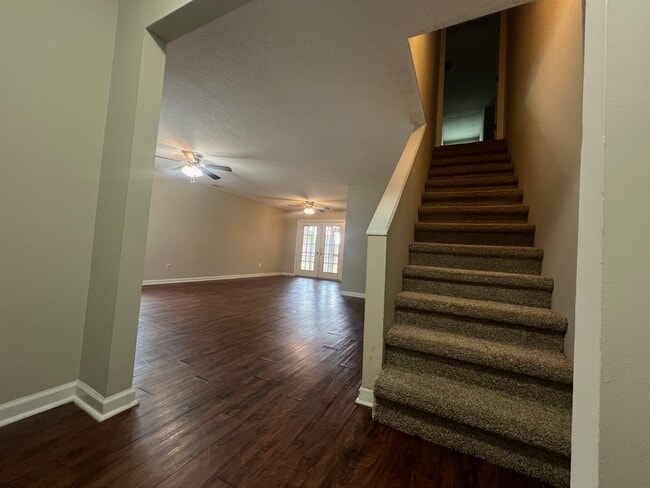 Building Photo - 200 Merry Wood Dr