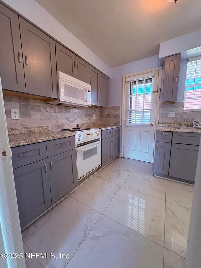 Building Photo - 1540 El Prado Rd