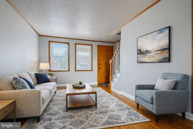 Building Photo - 6905 Bank St