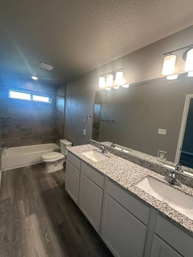Building Photo - 3Bed/2Bath