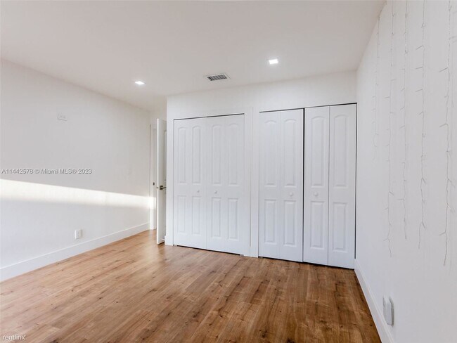 Building Photo - 4 br, 2.5 bath House - 8212 NW 8th Pl # 2