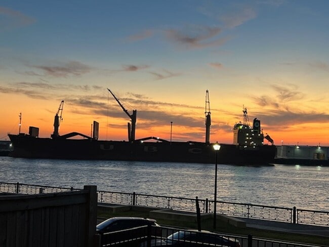 Building Photo - Furnished luxury riverfront condo for rent