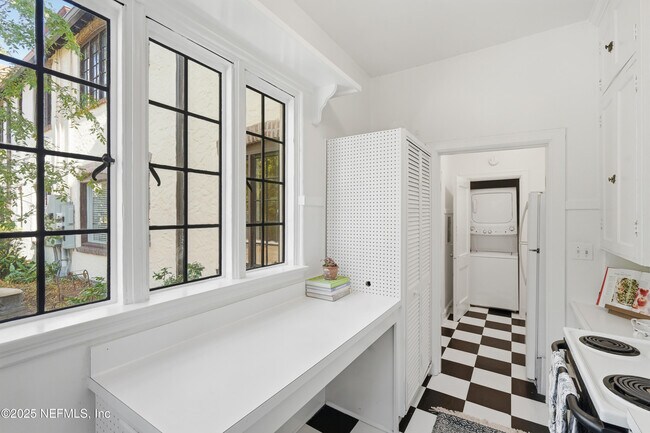 Building Photo - 3319 Pine St