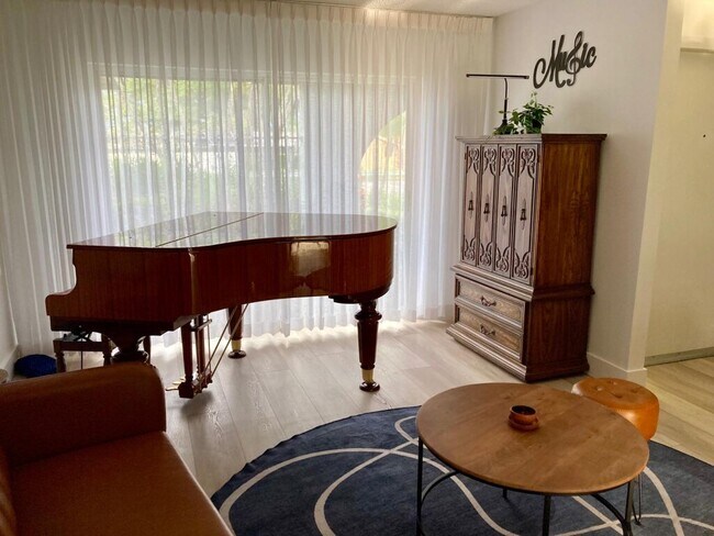 Building Photo - 2780 Landmark Dr