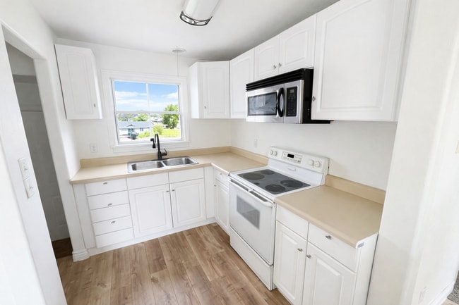 Building Photo - Lovely Home Located in East Provo.