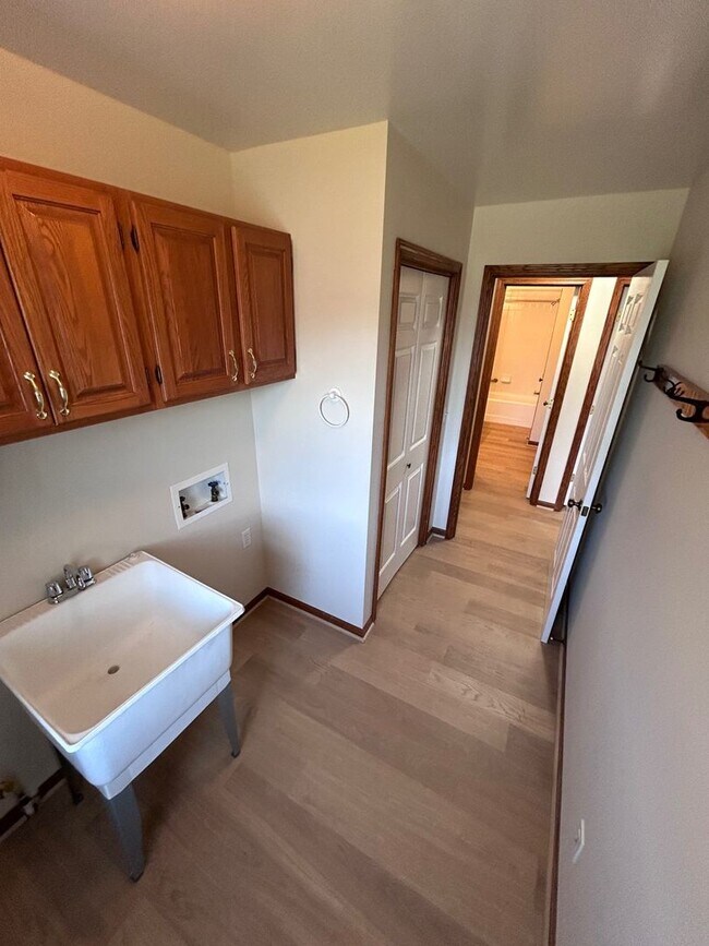 Building Photo - 963 Vos St