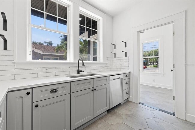 Building Photo - 2830 2nd Ave N