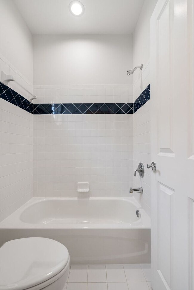 Building Photo - Stunning 4 level detached home close to the Mosaic District in Fairfax!
