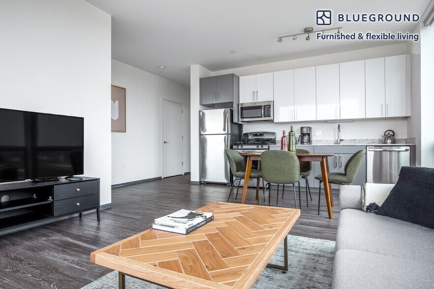 Building Photo - 2340 N California Ave