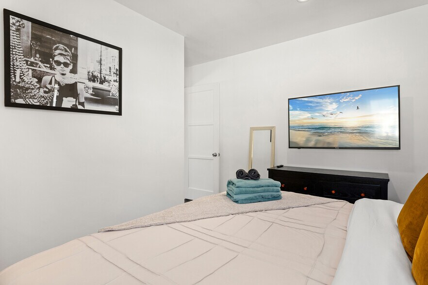 Building Photo - 8413 Kittyhawk Ave