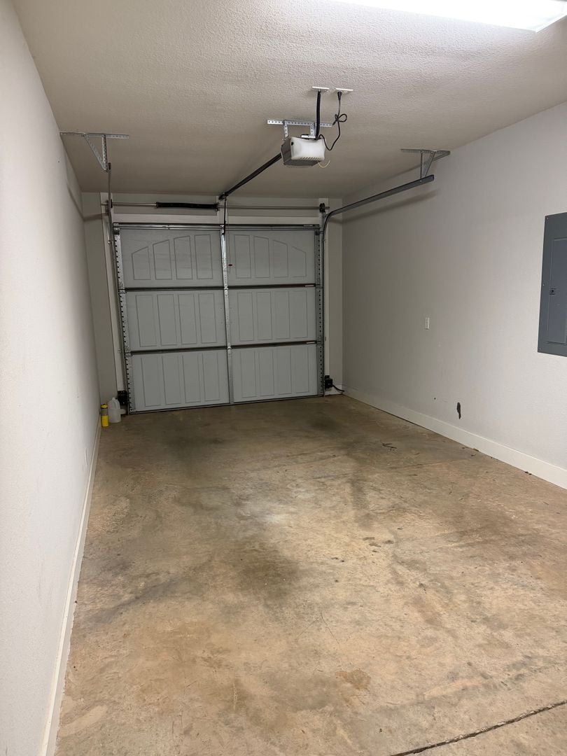 Building Photo - End Unit 3 Bedroom Townhome in Auburn