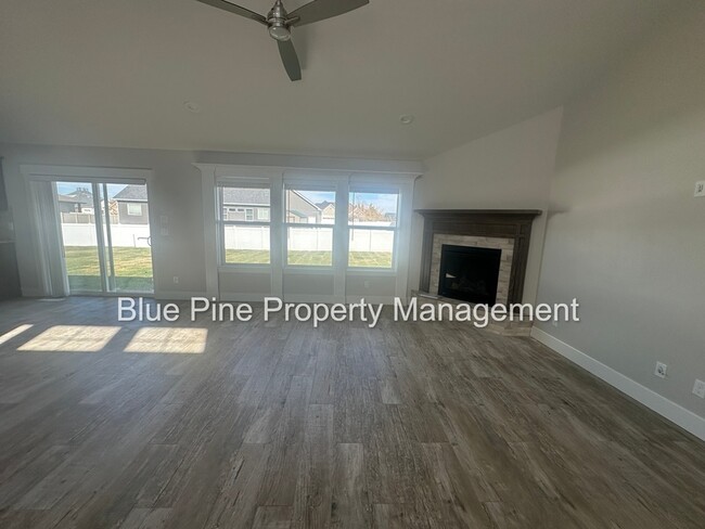 Building Photo - 176 Hideout Dr