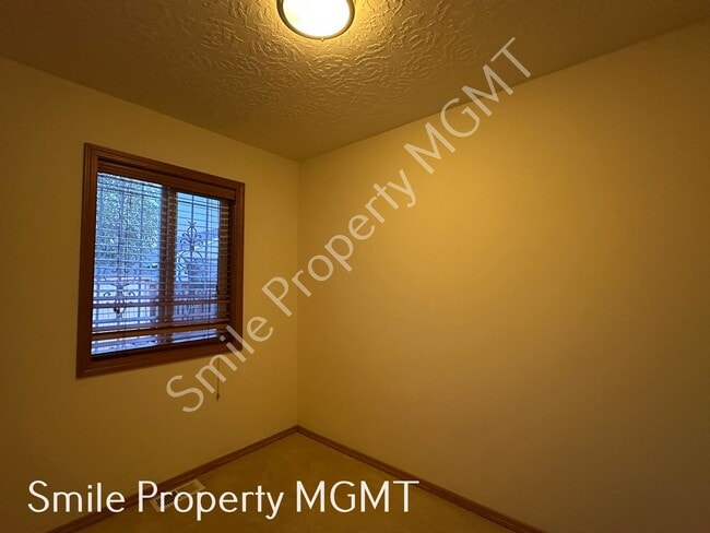 Building Photo - Lovely house with 4 bedrooms, 2 bonus room...