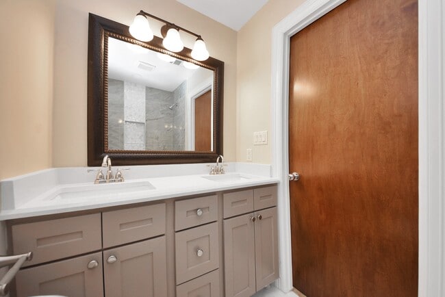 Building Photo - 5326 Heatherbrook Dr