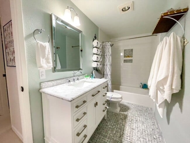 Building Photo - 2b/2ba Seattle House