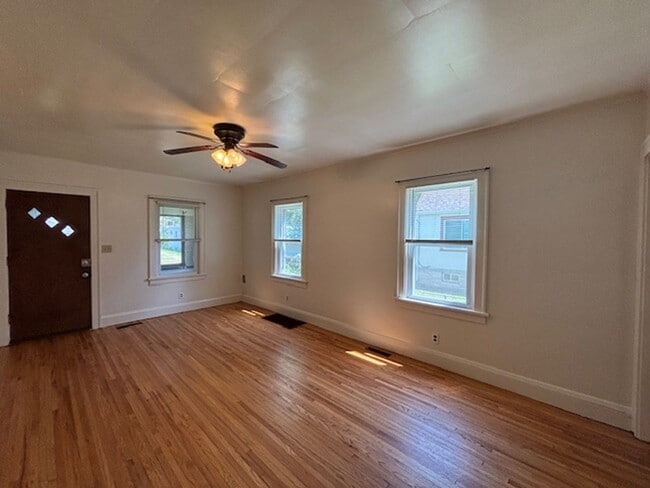 Building Photo - Charming 2+ Bedroom Single Family on a gre...