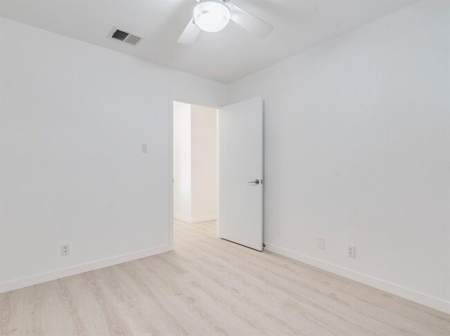 Building Photo - 6706 Deatonhill Dr