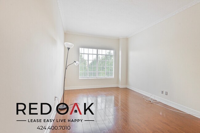 Building Photo - 570 N Rossmore Ave