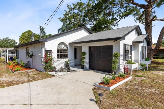 Primary Photo - 106 Edgewater Dr