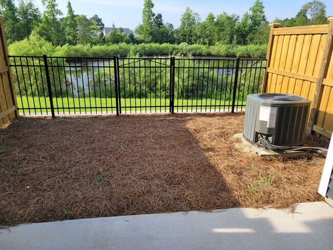 Building Photo - Modern townhome in beautiful Mallory Creek Subdivision