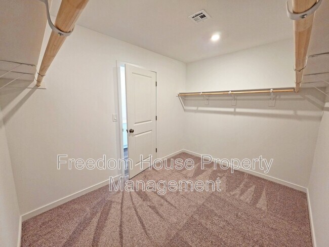 Building Photo - 660 Huyana Wind Dr