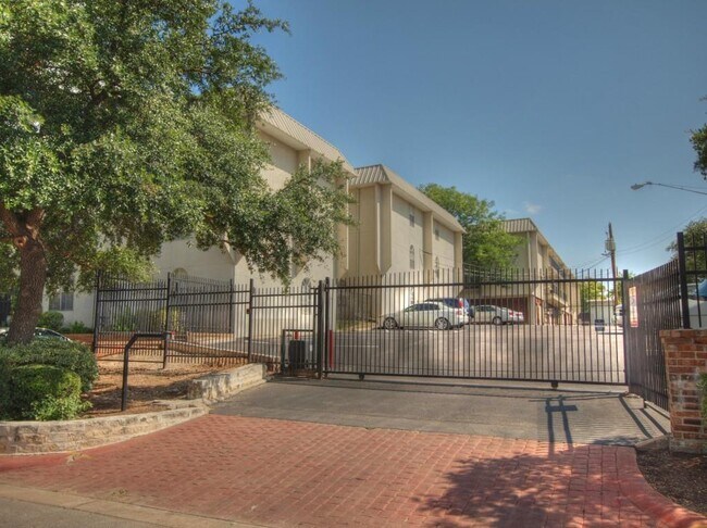 Building Photo - 910 Duncan Ln