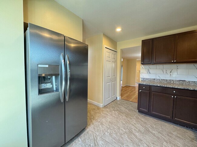 Building Photo - Beautiful 3 Bed 3 Bath Brick Townhome In Springfield Square