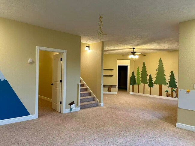 Building Photo - 5 bedroom and 3 bathroom two level house