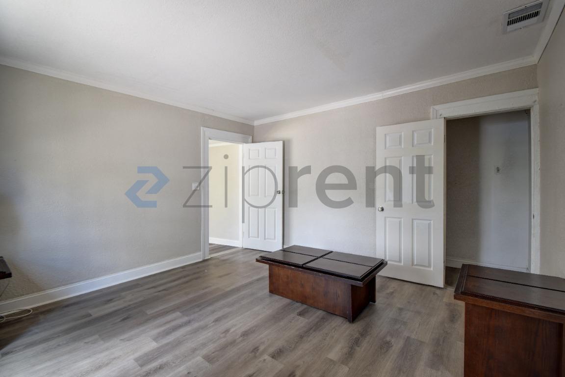 Building Photo - Unit B