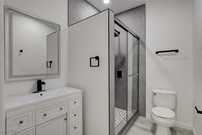 Building Photo - 8125 Chestnut Hollow Ave