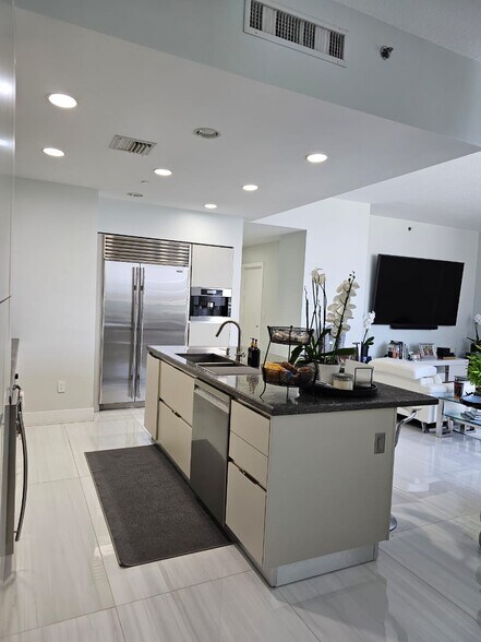 Building Photo - 1050 Brickell Ave