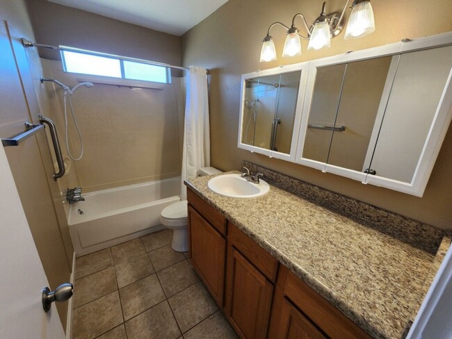 Building Photo - Cozy 2 bedroom duplex with a spacious yard...