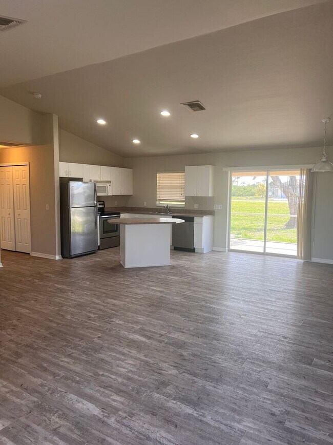 Building Photo - Lovely Home in Central Location