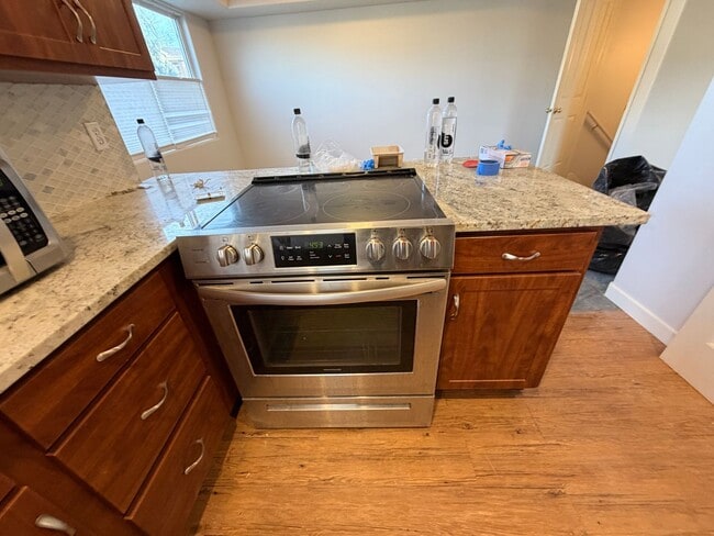 Building Photo - Premier Location!