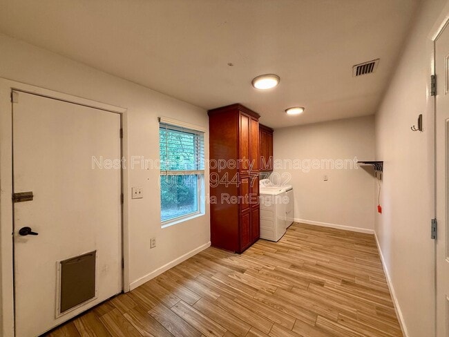 Building Photo - 7007 Holiday Hill Ct
