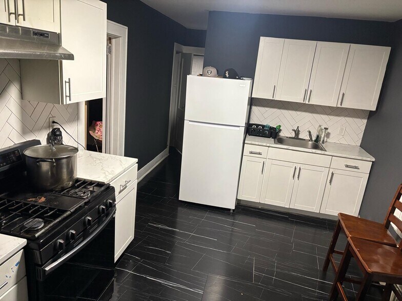 Building Photo - 195 Preakness Ave