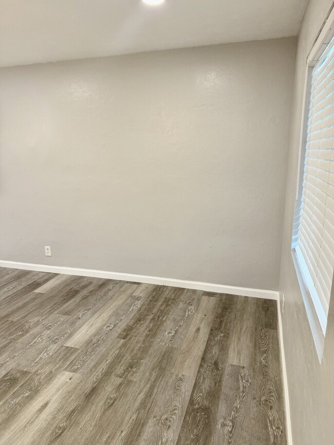 Building Photo - 986 S Hope Ave