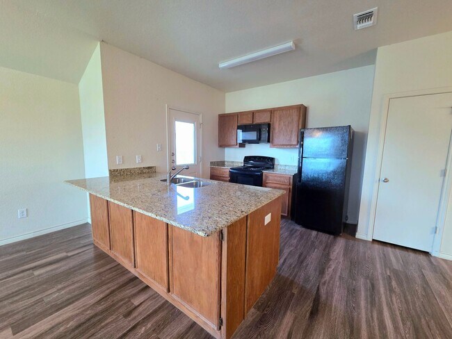 Building Photo - AVAILABLE NOW (SECTION 8 ACCEPTED)