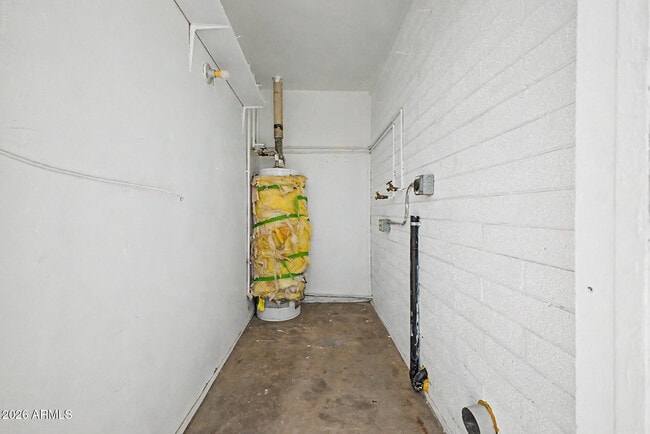 Building Photo - 1823 E Sunland Ave