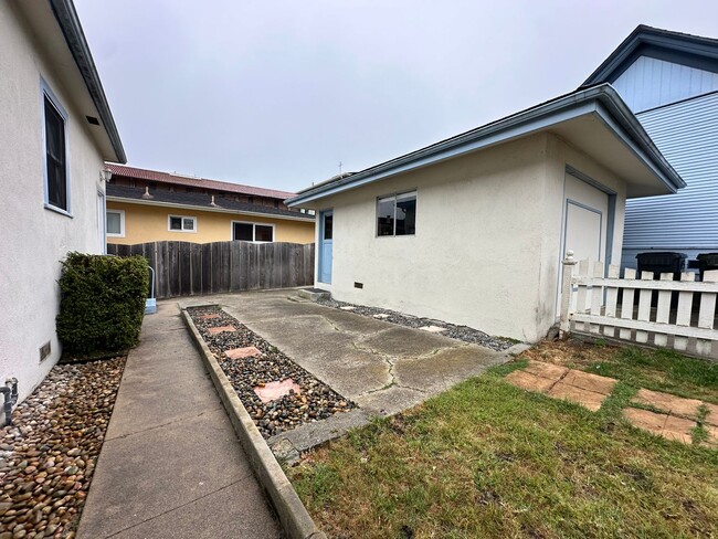 Building Photo - 153 Monterey Ave