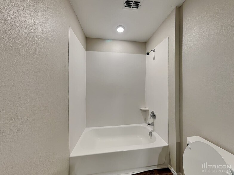 Building Photo - 505 Autumnwood Way