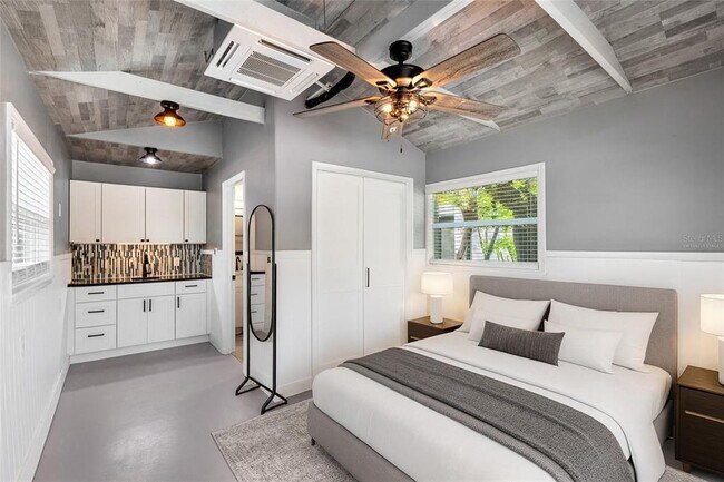 Building Photo - 231 E Madeira Ave