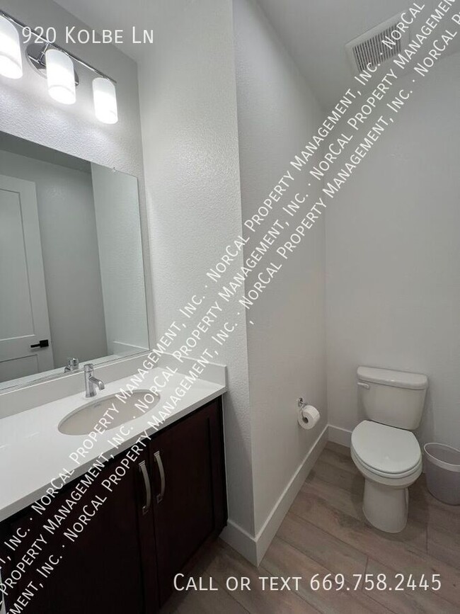 Building Photo - 920 Kolbe Ln