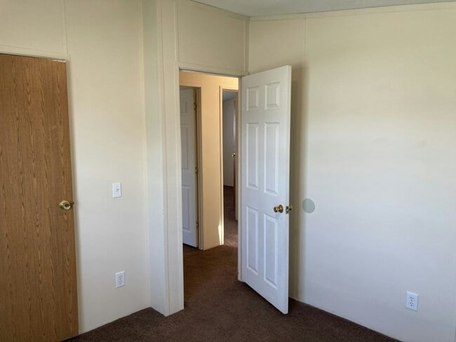 Building Photo - 889 Fernwood Dr