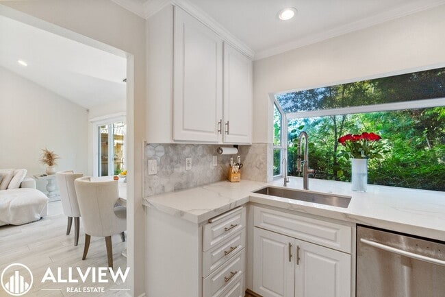 Building Photo - 2 br, 2.5 bath House - 8 Clover Hill Lane